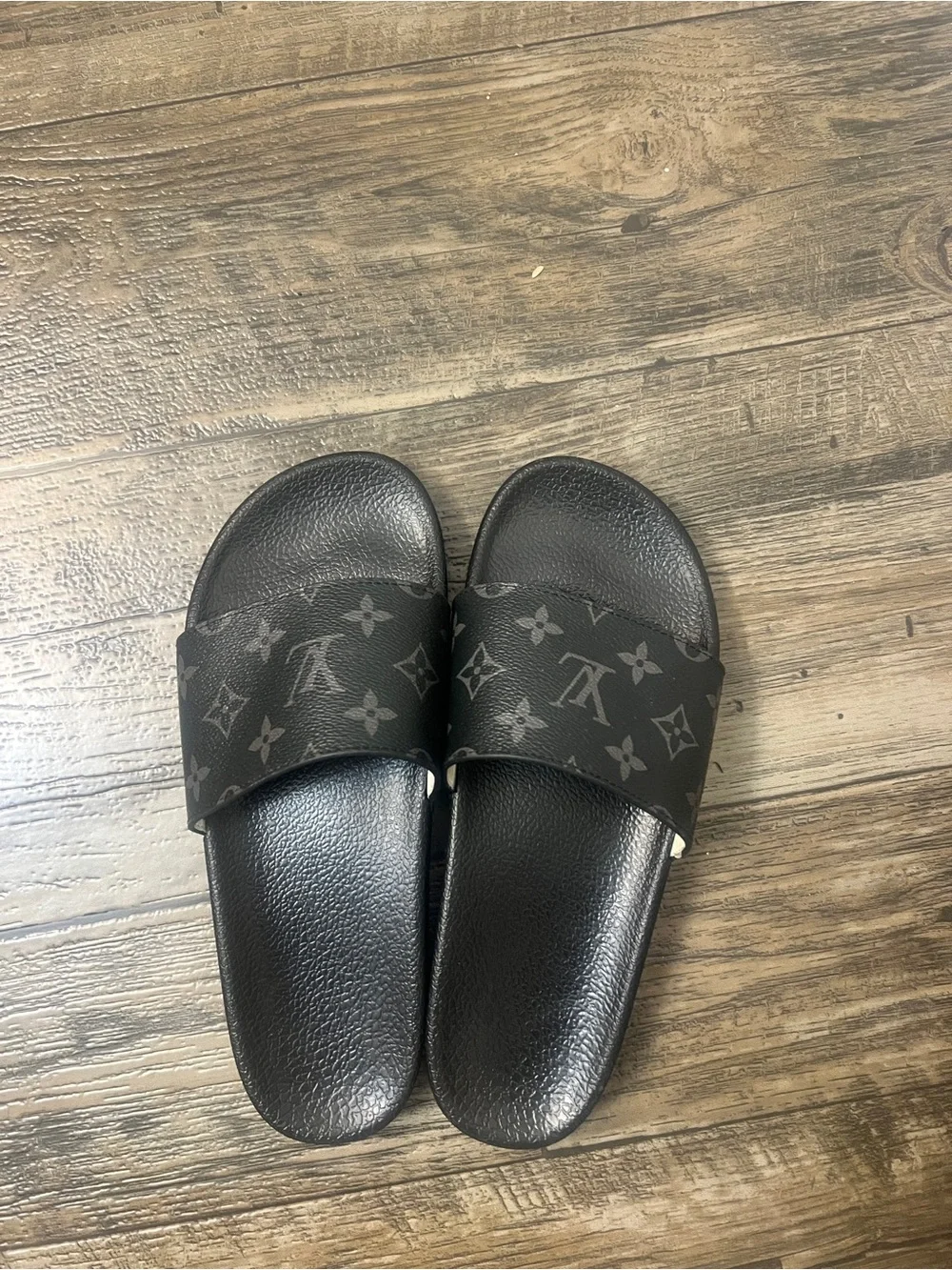 Men’s Black Louis Vuitton logo slides